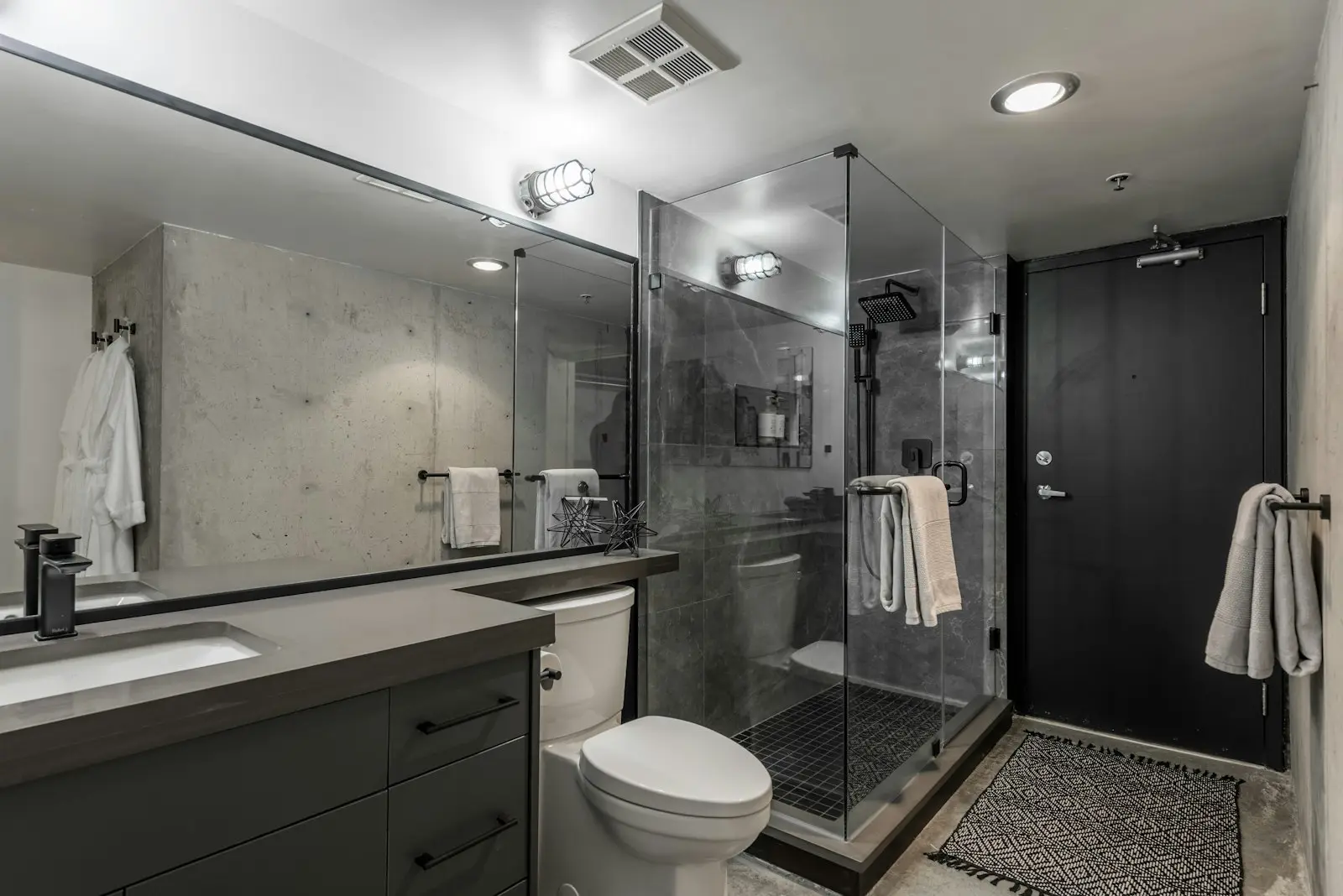 Moderne badkamer met douche, toilet en wastafel