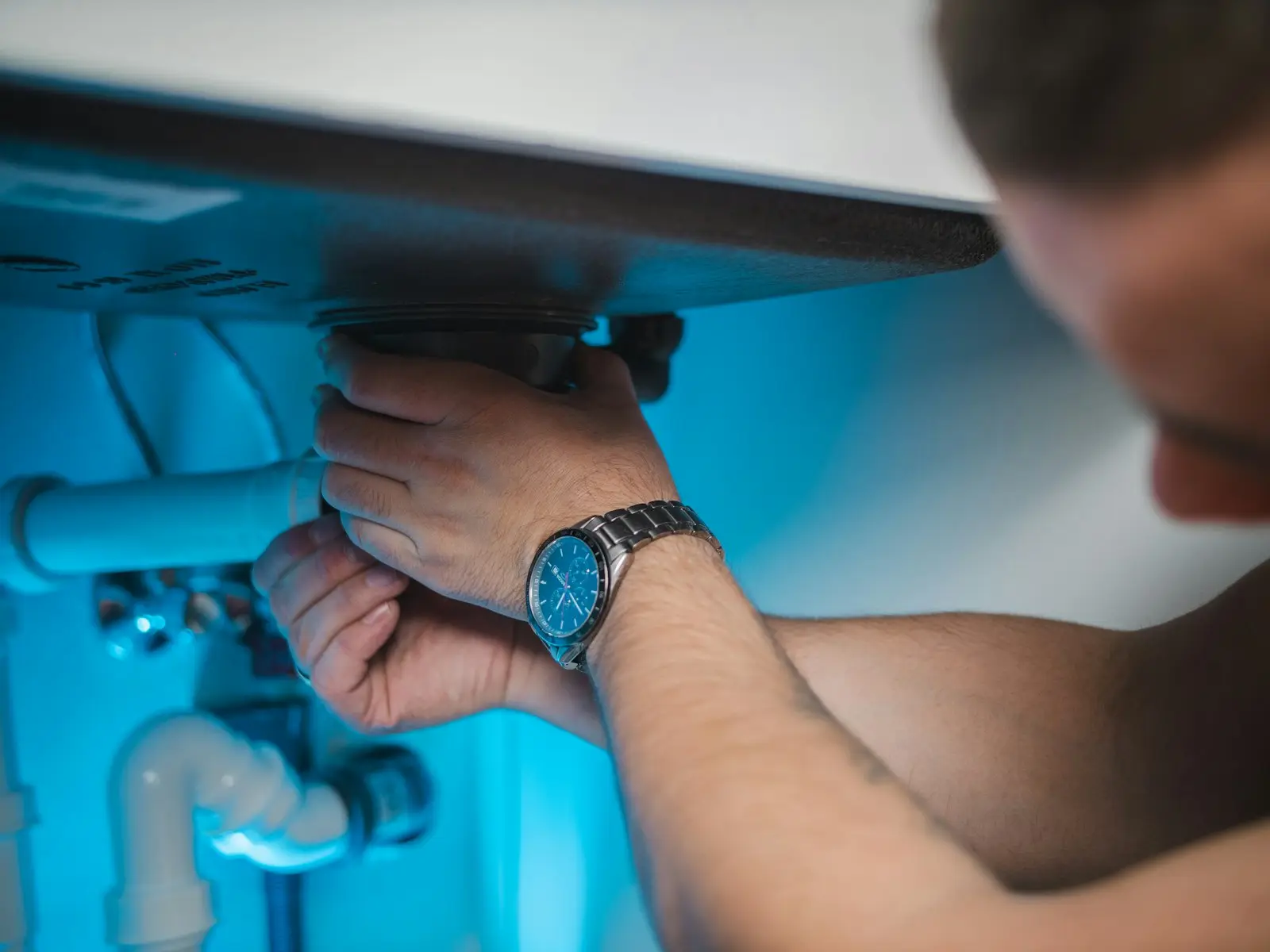 Monteur werkt aan een boiler in een technische ruimte