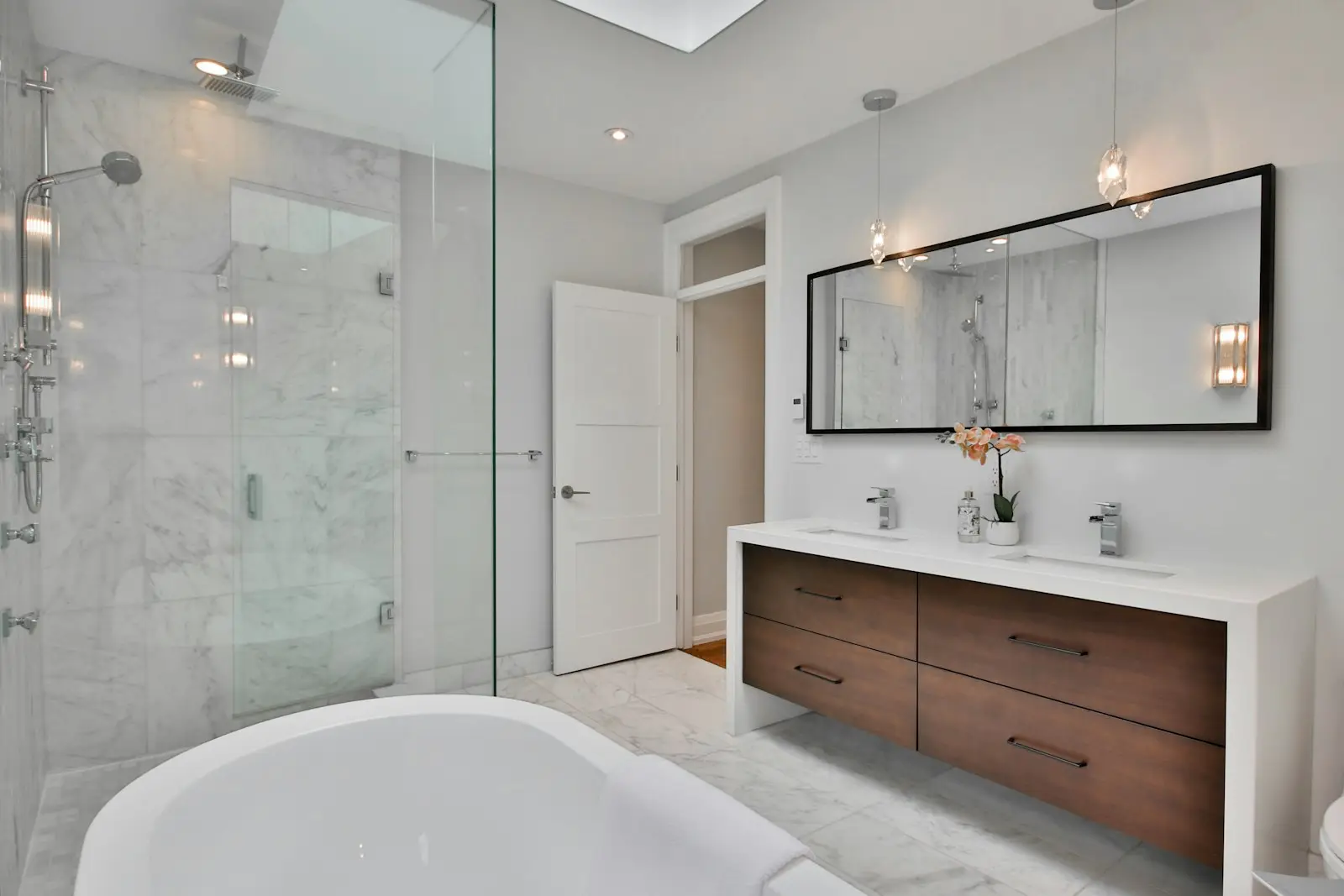 Lichte badkamer met ligbad en inloopdouche