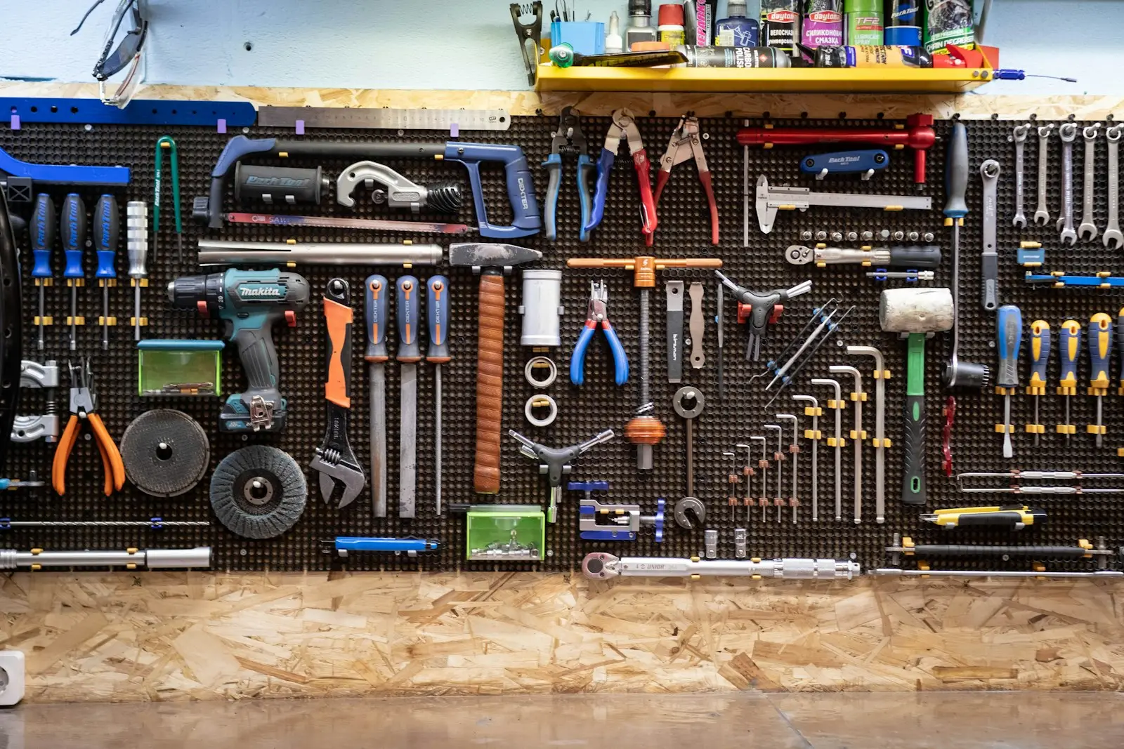 Gereedschap netjes opgehangen aan de wand van de werkplaats